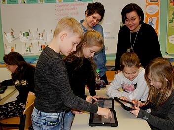 Klassenlehrerin Katharina Finster (links) und die Rektorin der Grundschule Eltmann, Jutta Aumüller, beobachten hier den Umgang ihrer Schüler mit den neuen Tablets.Günther Geiling