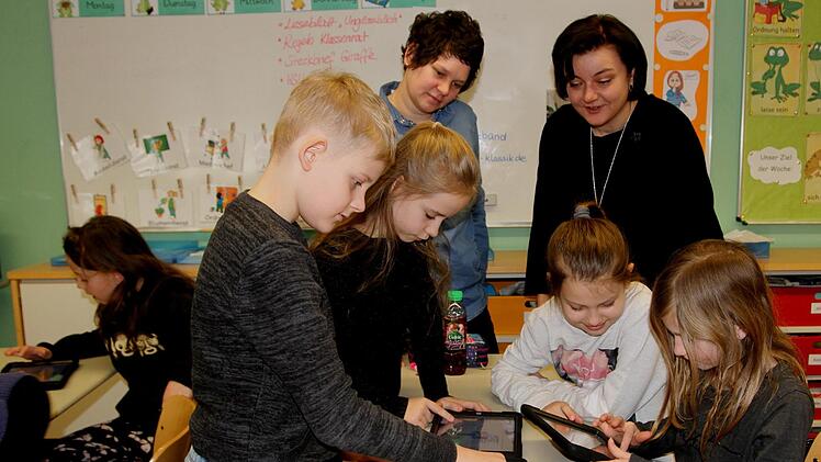 Klassenlehrerin Katharina Finster (links) und die Rektorin der Grundschule Eltmann, Jutta Aumüller, beobachten hier den Umgang ihrer Schüler mit den neuen Tablets.Günther Geiling