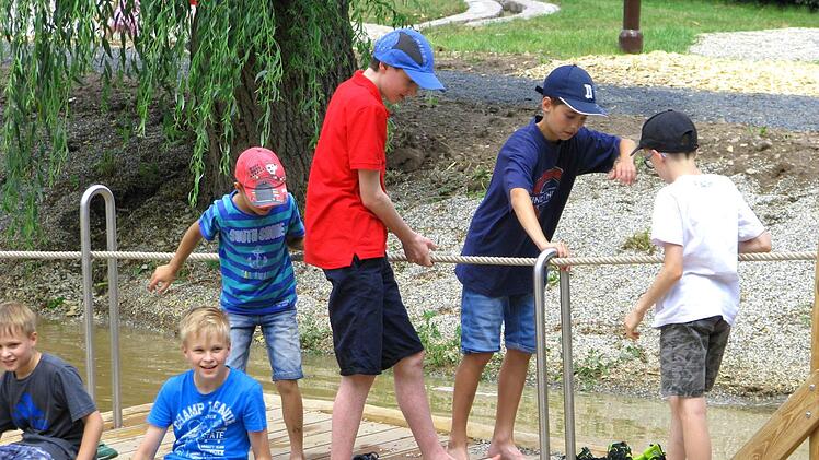 Die Kinder haben Spaß suf dem Floß. Foto: Norbert Karbach