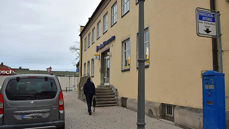 Die Stadt Haßfurt möchte die Parkzeitregelung in der Innenstadt ändern. Mit einer "Brötchentaste" an den Parkscheinautomaten sollen Kunden künftig 30 Minuten kostenlos parken können.Ulrike Langer