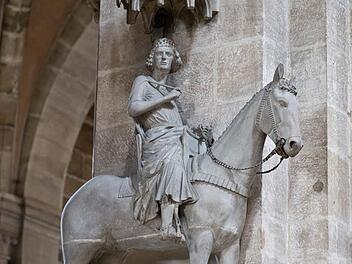 Bamberg: Zu den Top 10 Sehenswürdigkeiten in der Stadt gehört der Bamberger Reiter. Er ist eine der bekanntesten und rätselhaftesten Sehenswürdigkeiten der Stadt. Wieso wurde eine Pferdefigur in einer Kirche angebracht, wer ist der Reiter und welchen Bezug hat er zu Bamberg? Foto: David Ebener dpa/lby