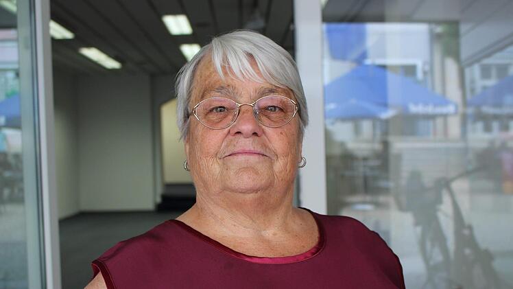 Irmgard Prucha   lebt in Kothen und arbeitet seit sechs Jahren ehrenamtlich für die Caritas in Bad Brückenau. Den Umzug in die Innenstadt findet auch sie einen Zugewinn für den Laden. "Ich kann mir sehr gut vorstellen, dass nun auch Auswärtige zu uns finden. Wir sind einfach nicht mehr so abgelegen wie bisher. Für die Stadt ist das sicher auch positiv, denn hier hat ja jedes zweite Geschäft geschlossen." Julia Raab