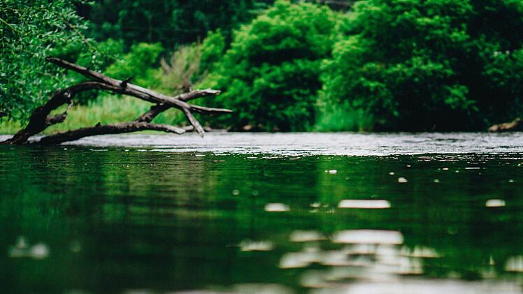 In der Wern, einem Nebenfluss des Mains in Unterfranken, hat ein Magnetagler zwei Granaten aus dem Zweiten Weltkrieg gefischt. Symbolfoto: unsplash.com/Tyson Dudley