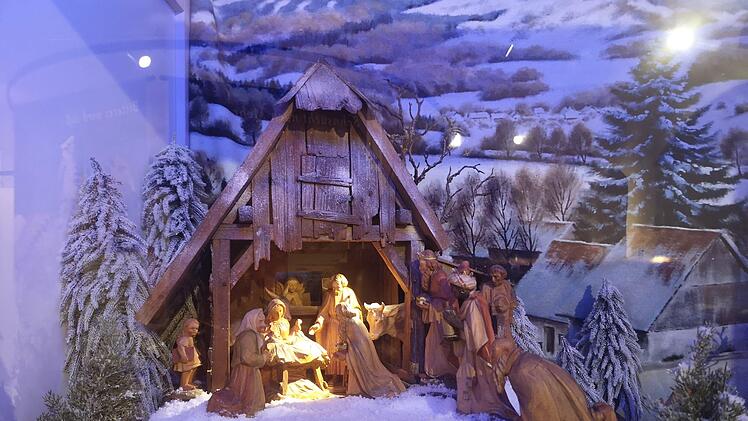 Eine traditionelle Rhöner Weihnachtskrippe. Die Figuren stammen von  Gebhard Kessler, Stangenroth, der Krippenaufbau von Jochen Happel.Marion Eckert