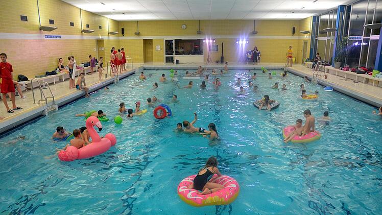 Über 100 Kinder feierten bei der diesjährigen eine  Poolparty. Foto:  Peter Rauch