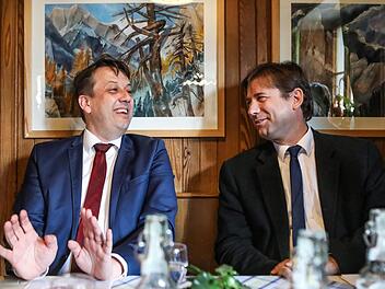 Trotz Wahlkampf in gelöster Stimmung: Reiner Büttner (links) und Hermann Ulm.  Fotos: Barbara Herbst