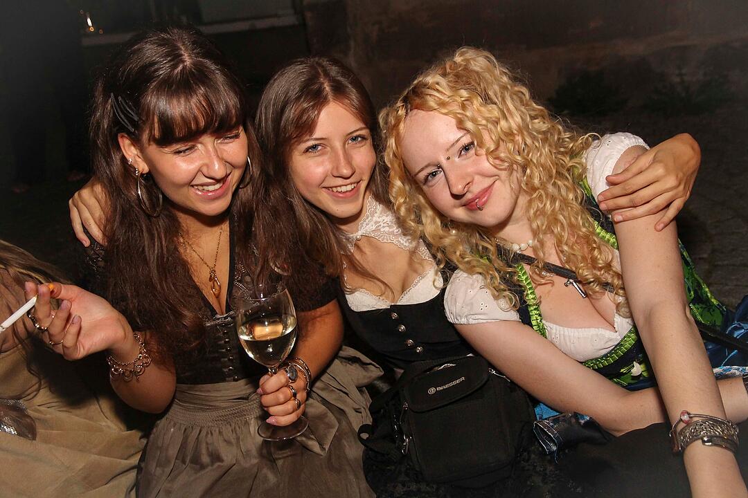 Die Stadlbesucher feierten mit den Stoapf&auml;lzer Spitzbuam.