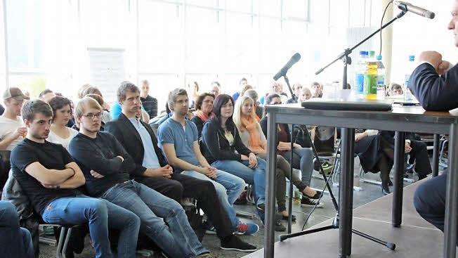 Der CSU-Landtagsabgeordnete Manfred Ländner (rechts) machte den Schülern von FOS und BOS wenig Hoffnung auf mehr Freiheit bei der Wahl des Schulzweigs: "Die Liste steht." Foto: Simone Bastian