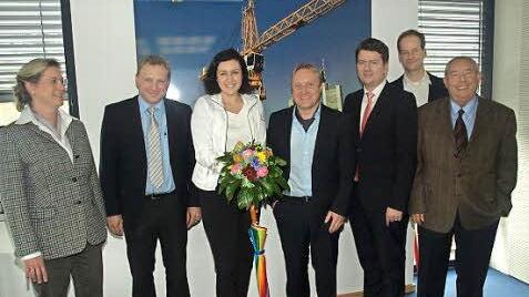 Die Weichen für die "Heil BauAkademie" sind gestellt. Unser Bild zeigt (v. l.) Susanne Niewalda, Christoph Heil, Dorothee Bär, Peter Heil, Sandro Kirchner, Florian Teuber und Walter Schnurrer .