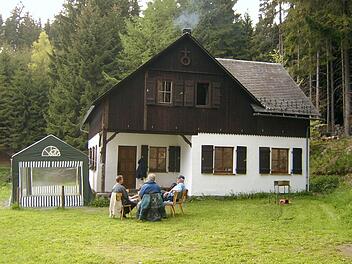 Ohne Stromanschluss und Wasserleitung steht oberhalb der Bahnlinie und der B 85 im Tippach das Jugendheim der evangelisch-lutherischen Kirchengemeinde Ludwigsstadt.  Fotos: Archiv Heinrich Zschach