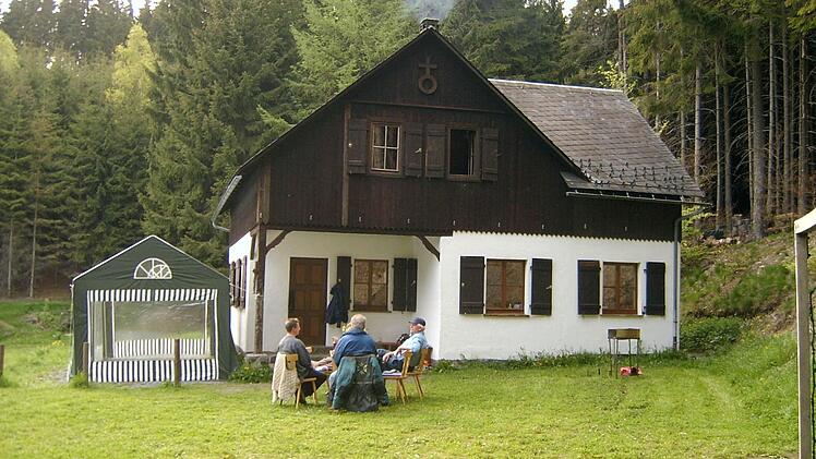 Ohne Stromanschluss und Wasserleitung steht oberhalb der Bahnlinie und der B 85 im Tippach das Jugendheim der evangelisch-lutherischen Kirchengemeinde Ludwigsstadt.  Fotos: Archiv Heinrich Zschach