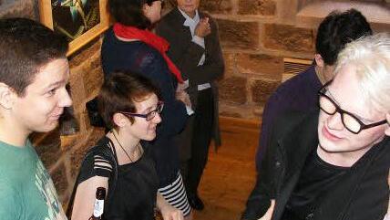 Alex Mader (rechts) im Gespräch mit Besuchern seiner Vernissage. Fotos: Mona-Lisa Eigenfeld