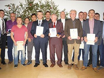 Ehrungen bei der Schiedsrichtergruppe Bad Kissingen: Unser Bild zeigt (von links) Norbert Kröckel, Alexander Arnold, Günther Schneider, Jürgen Nöth, Josef Wüscher (hinten versteckt), Tamer Gürek, Egon Mann, Bernd Heinlein, Alfons Schießer, Franz-Dieter Spiegl, Hubert Gahn, Wolfgang Schmitt, Michael Walter (hinten versteckt), Peter Schmitt, Harald Schreiber und Sebastian Wieber . Foto: privat