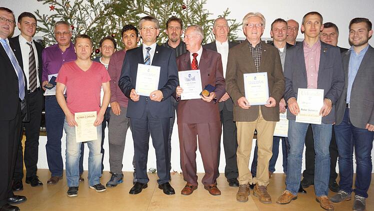 Ehrungen bei der Schiedsrichtergruppe Bad Kissingen: Unser Bild zeigt (von links) Norbert Kröckel, Alexander Arnold, Günther Schneider, Jürgen Nöth, Josef Wüscher (hinten versteckt), Tamer Gürek, Egon Mann, Bernd Heinlein, Alfons Schießer, Franz-Dieter Spiegl, Hubert Gahn, Wolfgang Schmitt, Michael Walter (hinten versteckt), Peter Schmitt, Harald Schreiber und Sebastian Wieber . Foto: privat