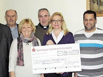 Große Freude herrschte im Rathaussaal in Steinbach am Wald bei der Scheckübergabe von Angela Wiegand zum Kinderspielplatzneubau am Kindergarten. Das Bild zeigt (von links): Kindergartenbeauftragten und Kirchenpfleger Kurt Thyzel, SPD-Fraktionsvorsitzenden und Schriftführer Kindergartenförderverein Klaus Neubauer, Kindergartenleiterin Beate Kaufmann, Dekan Thomas Hauth, Angela Wiegand, Vorsitzenden und Stellvertreter des Kindergartenfördervereins Marco Kronika und Christian Christmann. Foto: S...