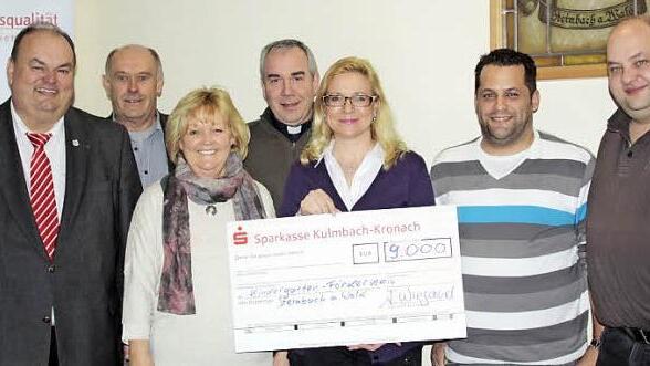 Große Freude herrschte im Rathaussaal in Steinbach am Wald bei der Scheckübergabe von Angela Wiegand zum Kinderspielplatzneubau am Kindergarten. Das Bild zeigt (von links): Kindergartenbeauftragten und Kirchenpfleger Kurt Thyzel, SPD-Fraktionsvorsitzenden und Schriftführer Kindergartenförderverein Klaus Neubauer, Kindergartenleiterin Beate Kaufmann, Dekan Thomas Hauth, Angela Wiegand, Vorsitzenden und Stellvertreter des Kindergartenfördervereins Marco Kronika und Christian Christmann. Foto: S...