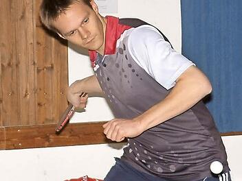 Der ATSV Reichenbach ist wieder in der 1. Kreisliga angekommen. Ausschlaggebend war der 9:3-Sieg beim Mitkonkurrenten SG Neuses. Hier blieb der vom TSV Windheim heimgekehrte Peter Schirmer in seinen beiden Einzeln und im Doppel mit Peter Hoderlein ungeschlagen. Foto: Hans Franz