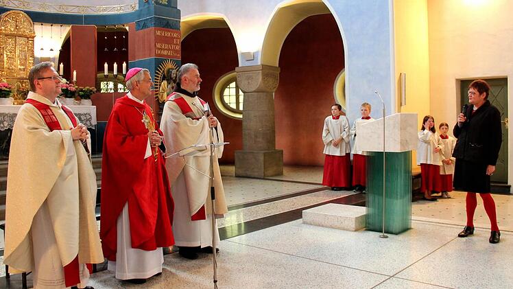 Die Seelsorgebereichsratsvorsitzende Christane Weiß (r.) begrüßt den Erzbischof. Foto: Johanna Blum