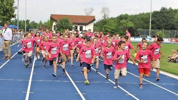 Der Burgebracher Nachwuchs durfte die neue blaue Tartanbahn mit dem 24-Stunden-Lauf in Betrieb nehmen. Foto: Elke Pieger