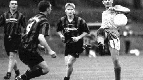 Matthias Nagel (rechts) in den neunziger Jahren f&uuml;r den SSV Kasendorf am Ball. Foto: BR-Archiv