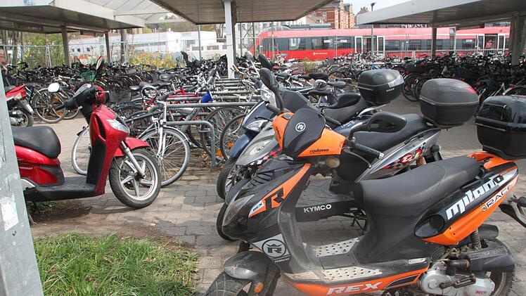 Die noch vorhandenen Stellflächen am Bahnhof waren am Dienstagmittag voll belegt. Die Kleinkrafträder parkten teilweise bis in den Gehweg hinein.  Foto: Andreas Schmitt