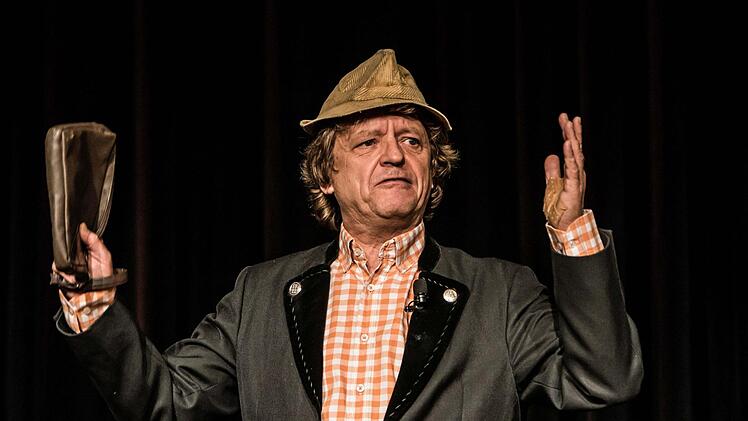 Wie der Kabarettist Frank-Markus Barwasser im ausverkauften Kongresshaus die Bühne zur Kanzel werden lässt.