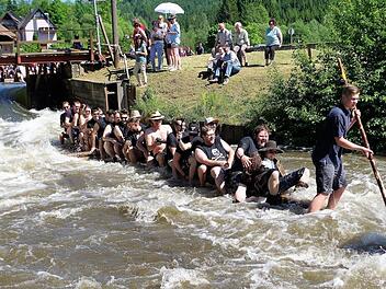 Grünes Licht gegeben hat der TÜV Süd München für weitere Floßfahrten auf der Wilden Rodach. Schon jetzt liegen für die Saison 2018 über 3500 Anmeldungen vor.  Foto: Gerd Fleischmann