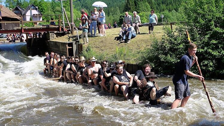 Grünes Licht gegeben hat der TÜV Süd München für weitere Floßfahrten auf der Wilden Rodach. Schon jetzt liegen für die Saison 2018 über 3500 Anmeldungen vor.  Foto: Gerd Fleischmann