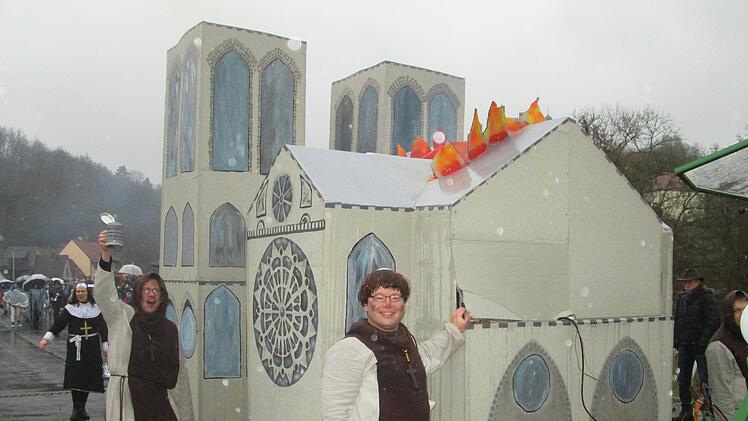 Notre Dame in Flammen. Mönche und Nonnen wanderten ins Kloster Aura ab. Foto: Winfried Ehling