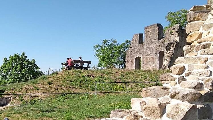 Die Burgruinen finden wachsenden Zuspruch, hier die in j&uuml;ngster Zeit f&uuml;r den Tourismus "aufbereitete" Ruine Raueneck  Foto: Katrin Schauer
