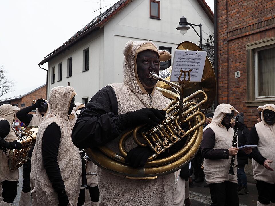 Tausende Besucher beim traditionellen Maskenumzug