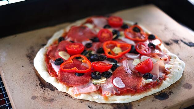 Pizza auf dem Pizzastein