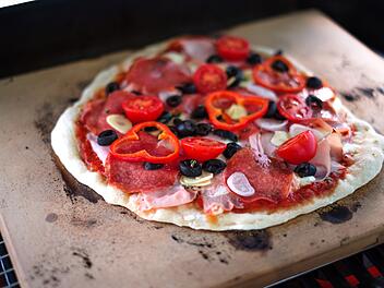 Pizza auf dem Pizzastein