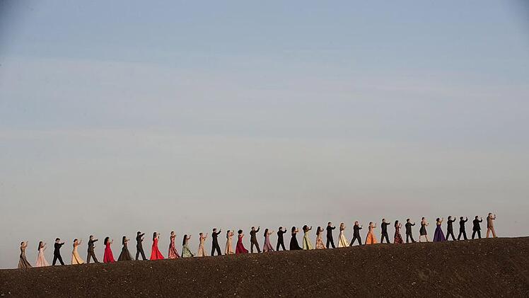 Ensemblemitglieder des Tanztheaters Wuppertal in einer ungew&ouml;hnlichen Phalanx.