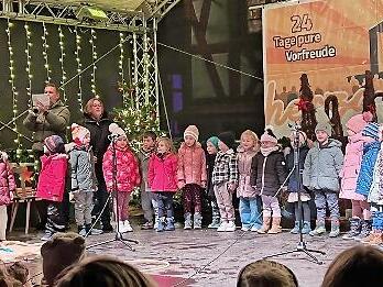Die Kinder der Kita St. Franziskus traten auf der Bühne des Lebendigen Adventskalenders auf.