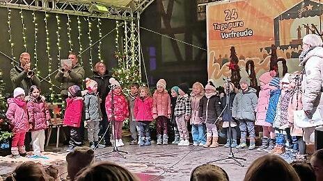 Die Kinder der Kita St. Franziskus traten auf der B&uuml;hne des Lebendigen Adventskalenders auf.