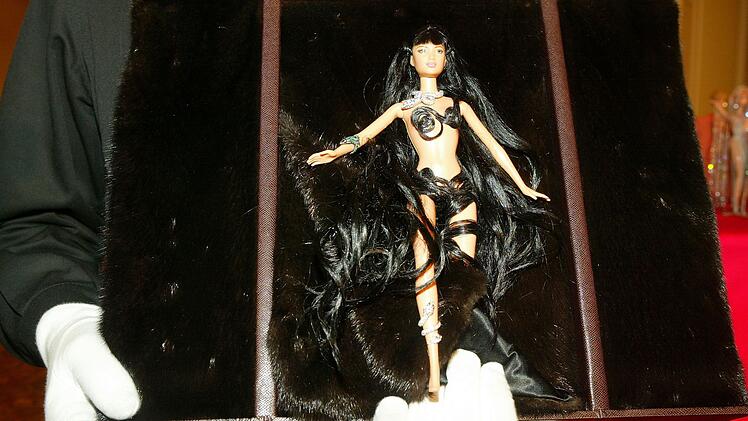 2003 wurde eine von Juwelieren gestaltete "Boucheron"-Barbie (Bild) f&uuml;r 23.000 Euro versteigert.