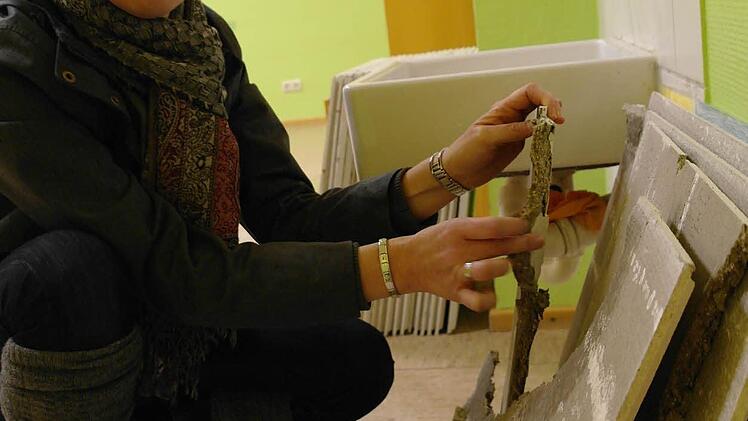 Zum Lachen ist Kindergartenleiterin Sandra Reith nicht zumute. Gipsplatten sind  von der Decke gefallen und zerbrochen.