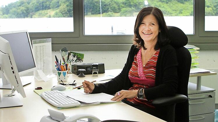 Die neue Direktorin der Wallburg-Realschule Eltmann, Manula Küfner, an ihrem neuen Arbeitsplatz mit Blick zur Wallburg, der Namensgeberin für die Schule. Foto: Günther Geiling