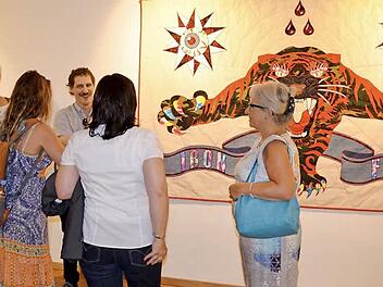 Ben Venom erläutert den Besuchern bei der Ausstellungseröffnung seine Arbeitsweise.  Fotos: Andrea Spörlein
