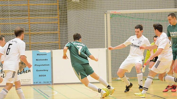 Szene aus dem Spiel des FC Untererthal (in grün) gegen die DJK Schondra. Foto: ssp