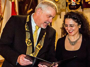 Im Rathaussaal erhielt Sema Kaygusuz am Sonntag den Coburger Rückert-Preis aus der Hand von OB Norbert Tessmer (SPD). Foto: Jochen Berger