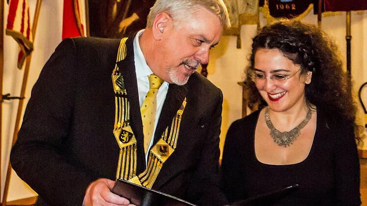 Im Rathaussaal erhielt Sema Kaygusuz am Sonntag den Coburger Rückert-Preis aus der Hand von OB Norbert Tessmer (SPD). Foto: Jochen Berger