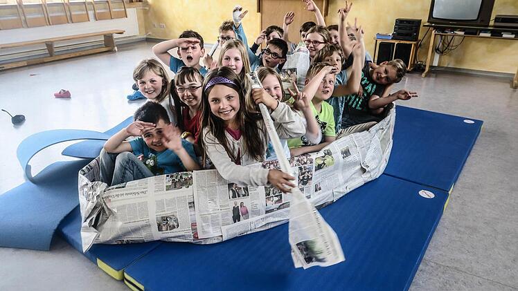 Die ganze 3b der Grundschule Altenburgblick in Mühlendorf passt ins unglaubliche Riesen-Zeitungsboot! Foto: Klasse 3 b