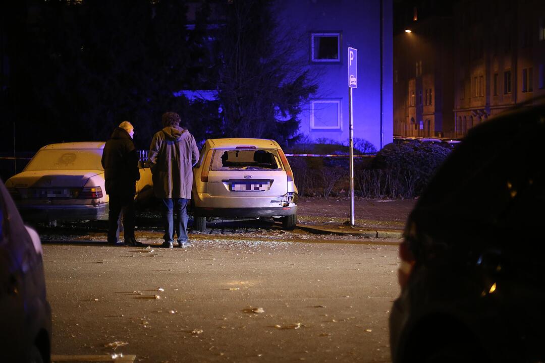 Obskure Böllerexplosion im Nürnberger Nordwesten - Mehrere Verletzte und vier beschädigte Fahrzeuge als Folge