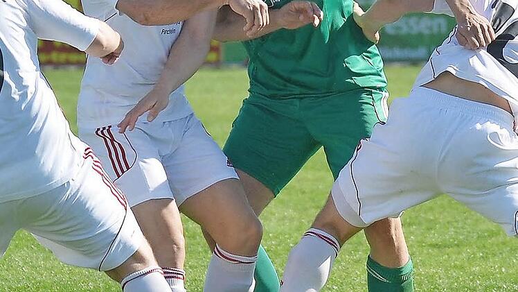 Die Farbe Grün bleibt: Zwar trägt Oliver Wurzbacher (M.) hier noch das Trikot des TSV Lonnerstadt, zur neuen Saison wird er dann der neue Spielertrainer der DJK-TSV Kersbach. Foto: Picturedreams