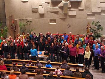 Die  Chöre "InTakt" und "Colours of Music" gaben gemeinsam ein Konzert in der St.-Elisabeth-Kirche in Garitz.  Foto: Klaus Werner