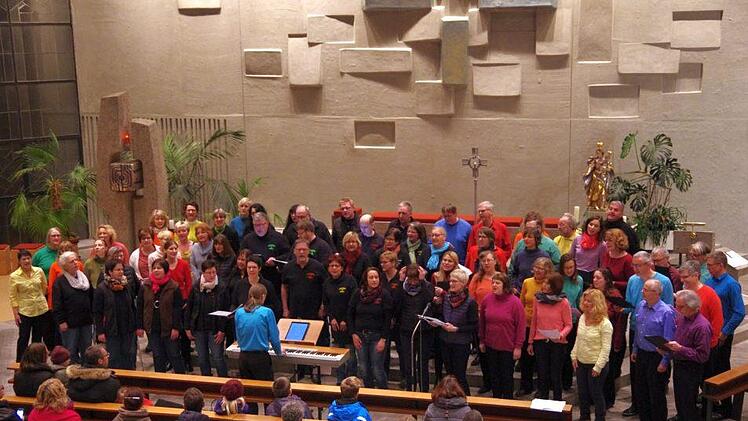 Die  Chöre "InTakt" und "Colours of Music" gaben gemeinsam ein Konzert in der St.-Elisabeth-Kirche in Garitz.  Foto: Klaus Werner