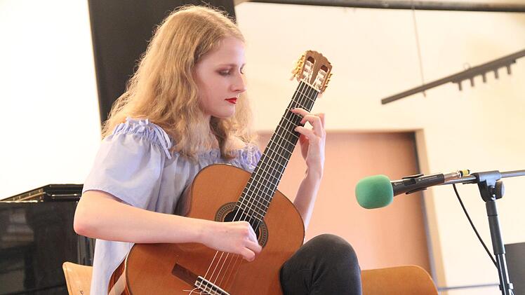 Laura Richter interpretierte ein Stück auf der Gitarre.Gerda Völk