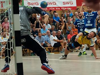 Sebastian Weber (gelbes Trikot) schonte sich auch am Mittwochabend gegen den TV Hüttenberg nicht und zeigte wieder viel Einsatzbereitschaft. Er ging dorthin, wo es weh tut, traf allerdings nur einmal. Foto: Marc Thürmer